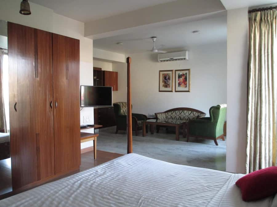 Premium bedding, in-room safe, desk, iron/ironing board