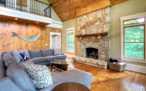 Una Smart TV, una chimenea, videojuegos, un reproductor de DVD