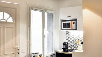 Een koelkast, een microgolfoven, een kookplaat