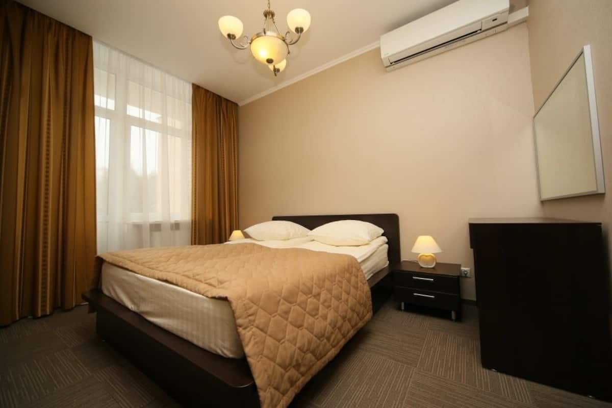 Premium bedding, desk, free WiFi