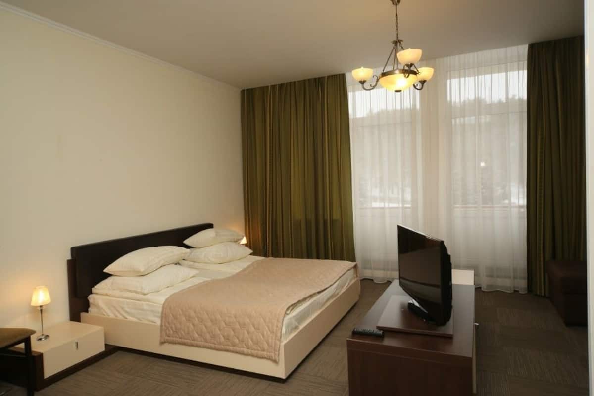 Premium bedding, desk, free WiFi