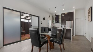 Dining - Chic 2 Bedroom Keilor (Keilor Downs)