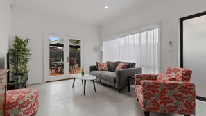 Smart TV, DVD player, video library, stereo - Chic 2 Bedroom Keilor (Keilor Downs)