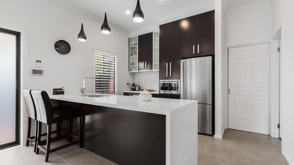 Fridge, microwave, oven, stovetop - Chic 2 Bedroom Keilor (Keilor Downs)