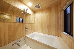 Japanese Town Style House | Bathroom shower - Rinn Miyagawacho Tsubaki (Kyoto)