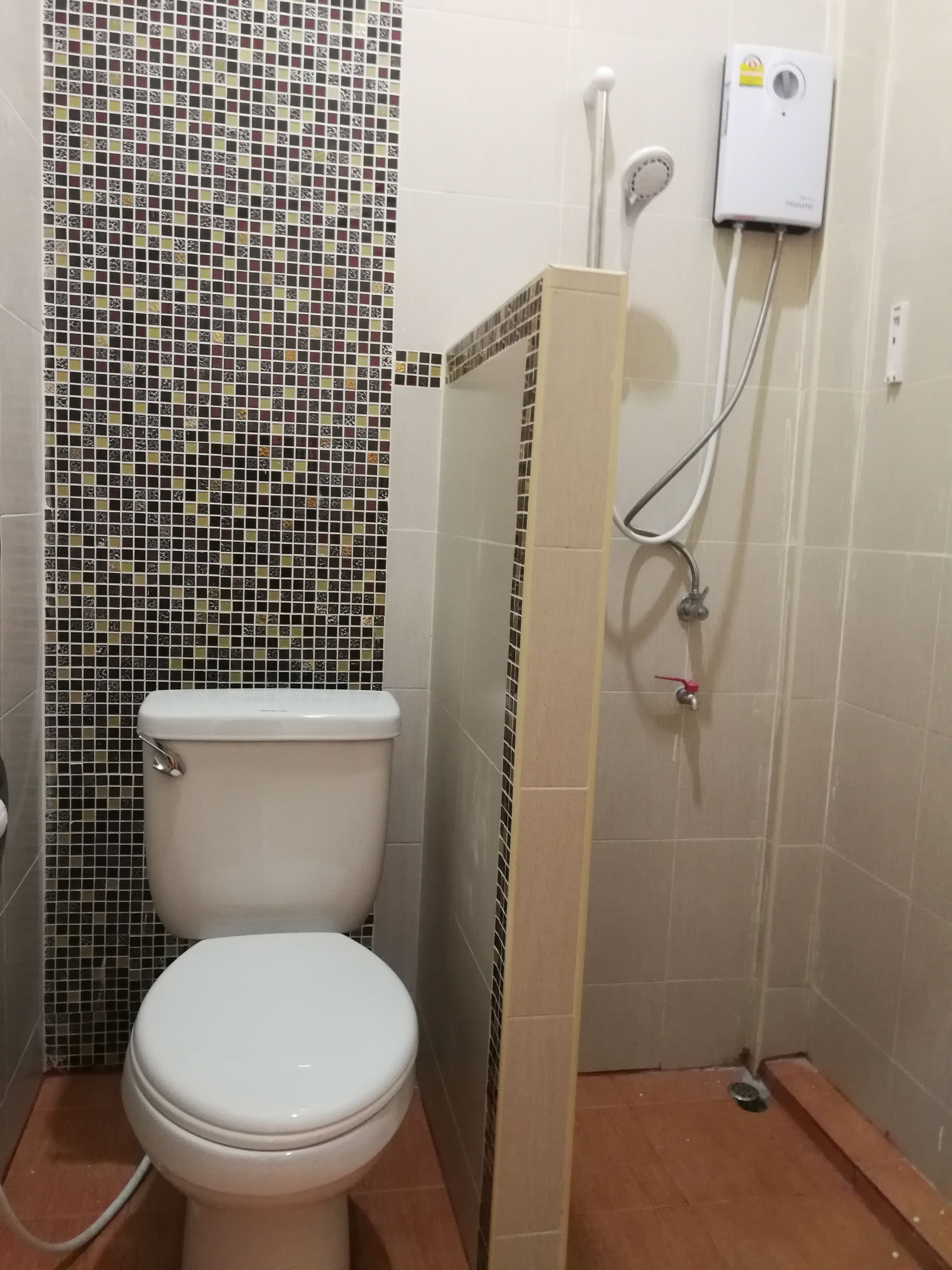 shower, free toiletries, towels