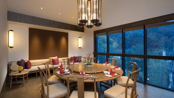 Breakfast, lunch and dinner served