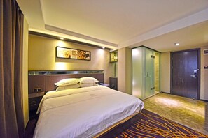 Doppia Standard | Minibar, una scrivania, tende oscuranti, insonorizzazione
