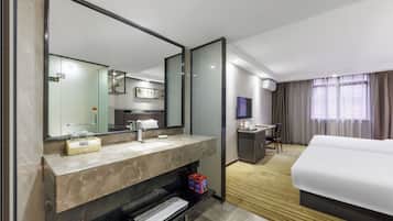 Habitación empresarial con 2 camas individuales | Baño | Regadera, amenidades de baño gratuitas, secadora de cabello, pantuflas