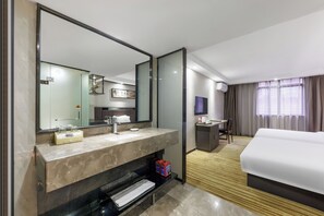 Chambre Affaires avec lits jumeaux | Salle de bain | Douche, articles de toilette gratuits, sèche-cheveux, chaussons