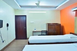 Quarto econômico, para não fumantes, banheiro privativo | Banheiro | Chuveiro, produtos de toalete grátis, toalhas de banho 