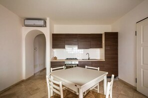 Kühlschrank, Wasserkocher mit Kaffee-/Teezubehör