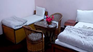 Deluxe kamer | Een bureau, een strijkplank/strijkijzer, gratis wifi