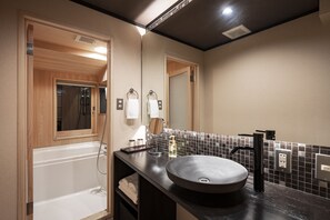บ้านพักทราดิชันนัล (Japanese Style Town House) | ห้องน้ำ | อ่างอาบน้ำและฝักบัวแยกจากกัน, ของใช้ในห้องน้ำฟรี, ไดร์เป่าผม