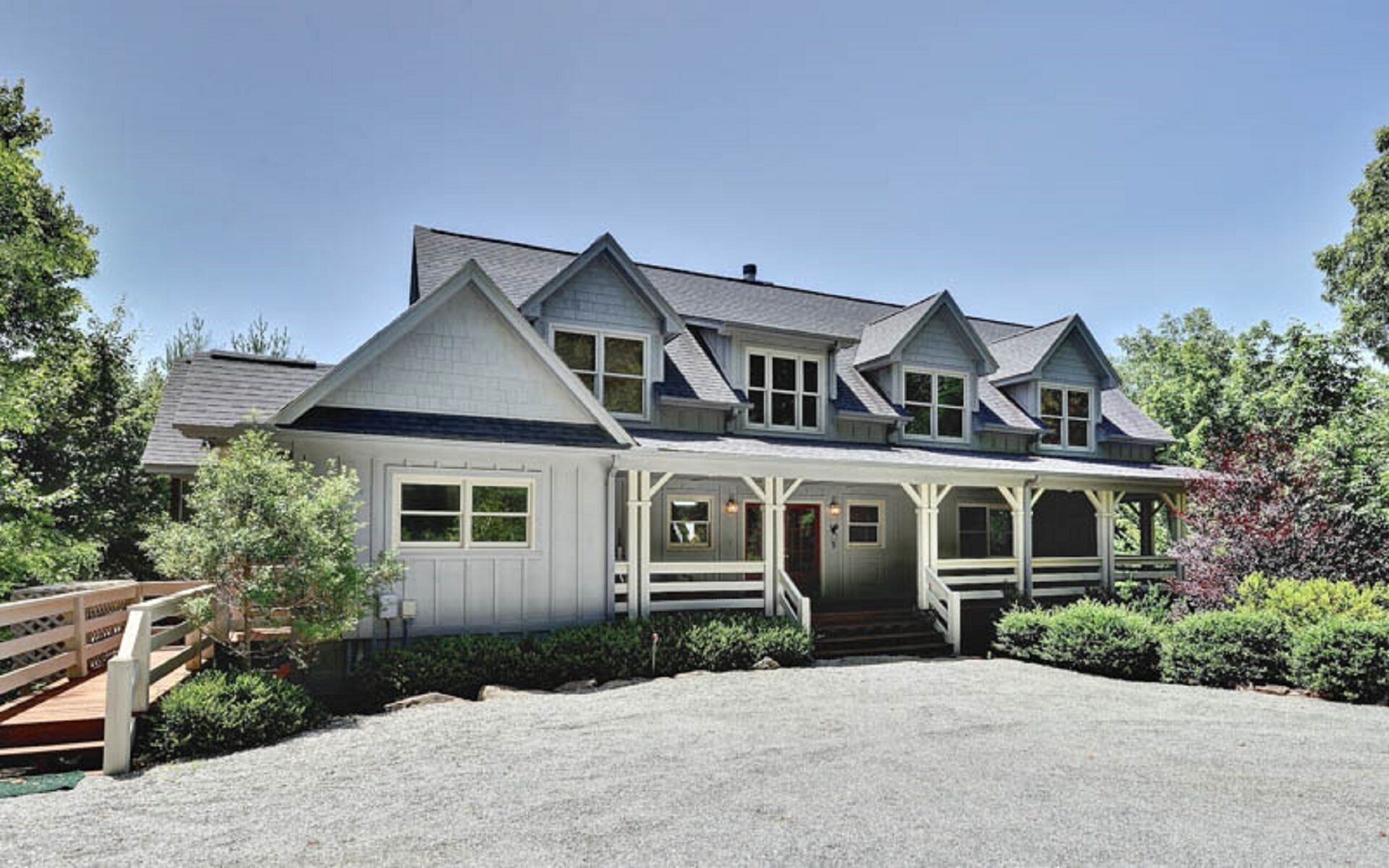 Big Views, Exceptional Hiking, and the Perfect Blue Ridge Mountain Setting.