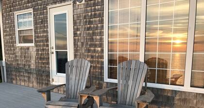 Cliff Waters Cottage, yksityinen merenranta eristäytynyt rentoutuminen, Pleasant Bay, NS