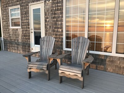 Cliff Waters Cottage, Private oceanfront secluded relaxation, Pleasant Bay, NS