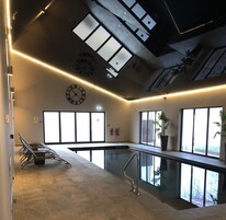 室内游泳池，08:00 至 20:00 开放，日光浴躺椅