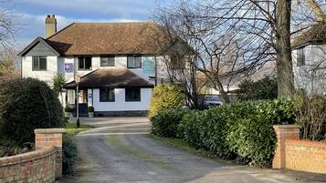 Pintu masuk properti