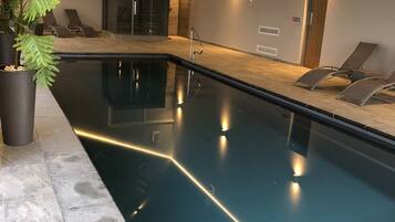 Kolam renang indoor, dengan kursi berjemur