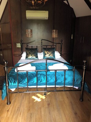 Premium bedding, individually furnished, iron/ironing board, free WiFi