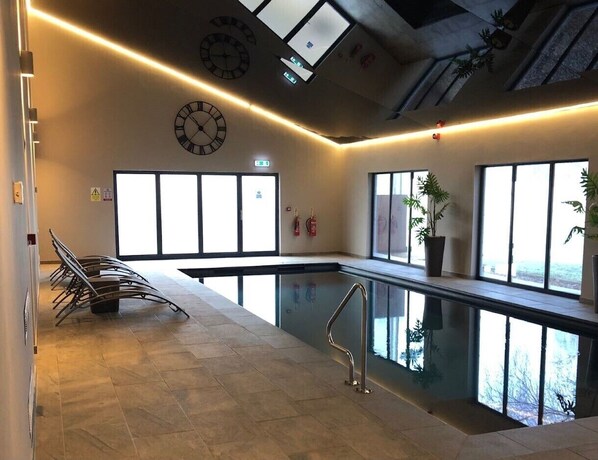 Indoor pool, open 8:00 AM to 8:00 PM, sun loungers - Burton Lodge Guest House and Spa (Driffield)