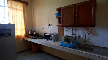 Una cocina con estufa a gas, tostadora y pileta.