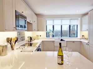 Fridge, microwave, dishwasher, toaster - A family house that sleeps 4 guests  in 2 bedrooms (Chichester)