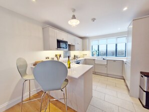 Kühlschrank, Mikrowelle, Geschirrspüler, Toaster