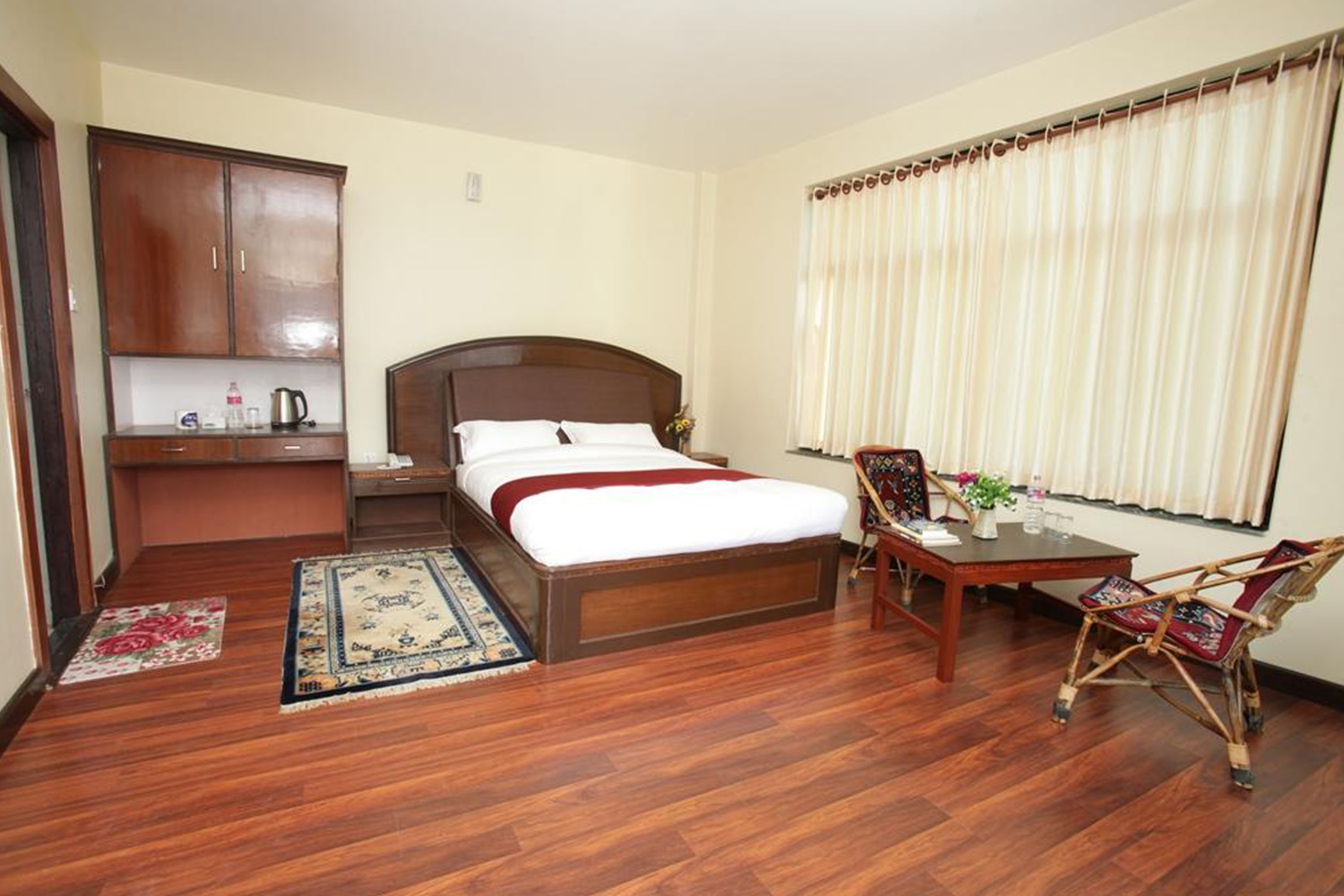 Een kluis op de kamer, een bureau, een laptopwerkplek, gratis wifi