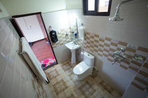 Een douche, een regendouche, pantoffels, een bidet