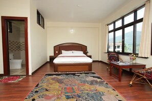 Eenvoudige eenpersoonskamer | Een kluis op de kamer, een bureau, een laptopwerkplek, gratis wifi