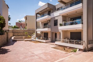 Courtyard - Aequor Luxury Apartments (Chania)