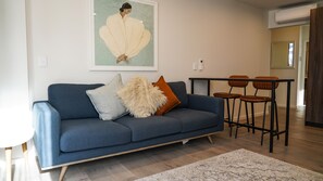 Apartamento luxo, 1 cama King, sacada | Roupas de cama premium, cortinas blackout, quartos à prova de som