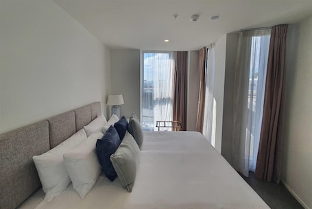 Deluxe-Apartment, 1 King-Bett, Balkon | Hochwertige Bettwaren, Verdunkelungsvorhänge, schallisolierte Zimmer. La Quinta by Wyndham Parnell Auckland