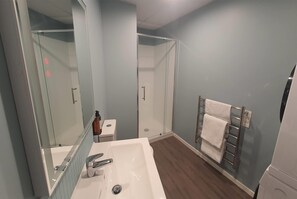 Ducha, artículos de tocador ecológicos, secador de pelo, toallas