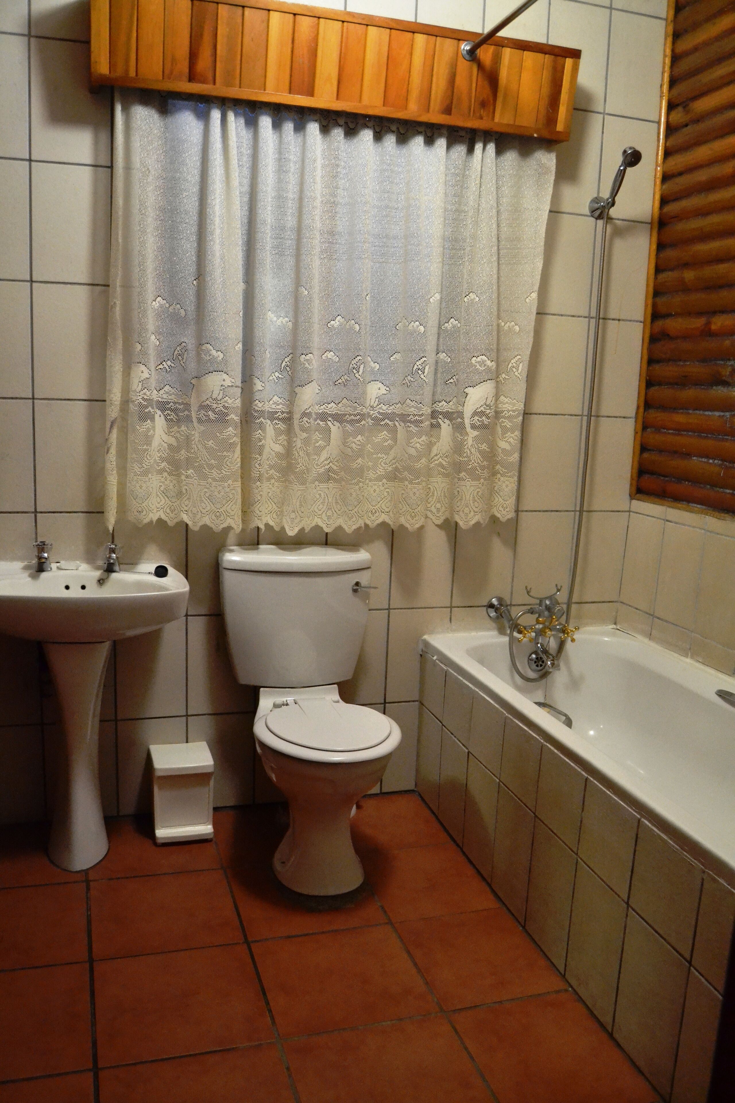 Family Cabin, Multiple Beds | Bathroom | Shower, free toiletries, towels, soap