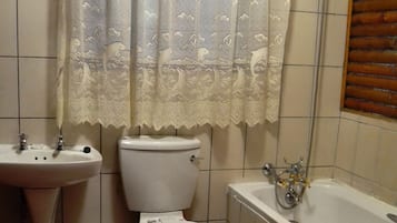 Family Cabin, Multiple Beds | Bathroom | Shower, free toiletries, towels, soap