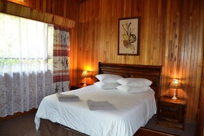 1 bedroom, individually decorated, individually furnished, bed sheets - Log Cabin & Settlers Village (Graskop)