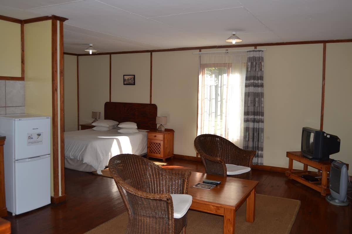 1 bedroom, individually decorated, individually furnished, bed sheets