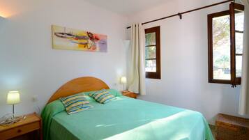 3 bedrooms, iron/ironing board, bed sheets