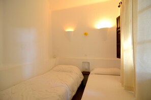 3 habitaciones, tabla de planchar con plancha y ropa de cama 