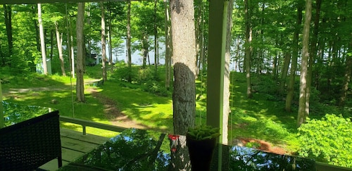 COZY PRIVATE COTTAGE WITH BOAT LAUNCH, ON BEAUTIFUL BOBS LAKE ON.