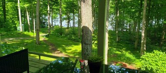 COZY PRIVATE COTTAGE WITH BOAT LAUNCH, ON BEAUTIFUL BOBS LAKE ON.