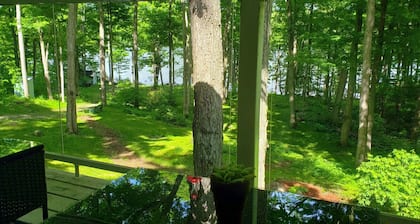 COZY PRIVATE COTTAGE WITH BOAT LAUNCH, ON BEAUTIFUL BOBS LAKE ON.