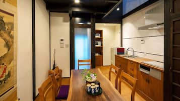 Deluxe Suite | Living area | 25-inch flat-screen TV with digital channels, TV