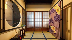 A traditional Japanese room with tatami flooring, sliding doors, and a shoji screen. - Holiday home Nijo Sikibu An Kyoto (Kyoto)