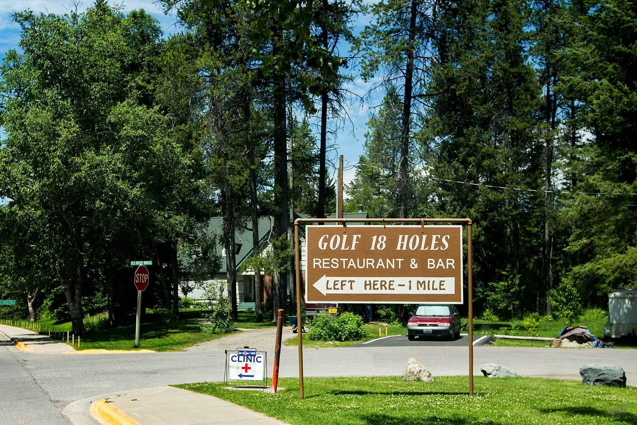 A sign for Golf 18 Holes Restaurant & Bar with a directional arrow pointing left.