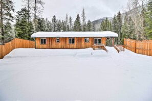 Exterior - Hungry Horse Cabin: 11 Mi to Glacier National Park (Hungry Horse)