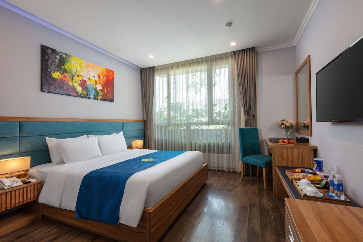 Standaard suite, 1 kingsize bed, uitzicht op stad | 1 slaapkamer, een minibar met enkele gratis items, een kluis op de kamer
